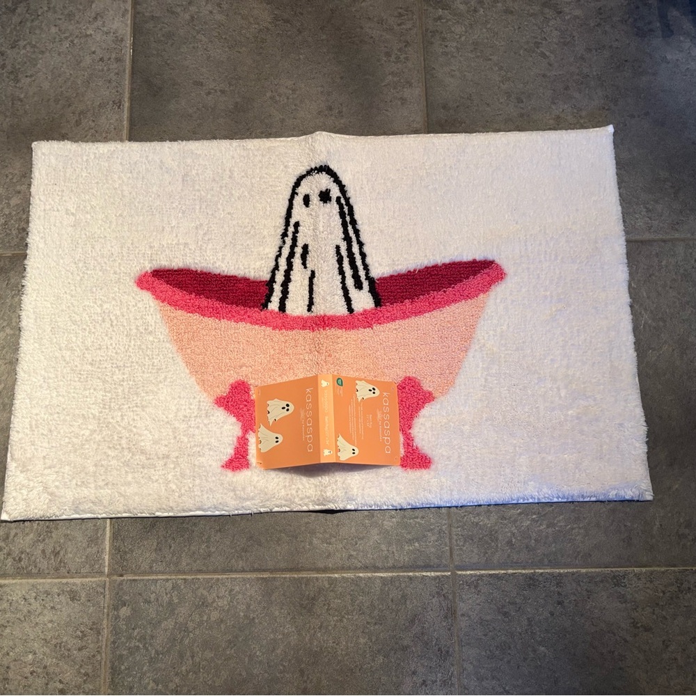 Kassaspa by kassatex 21x34 Bath Mat with Ghost in bathtub Design